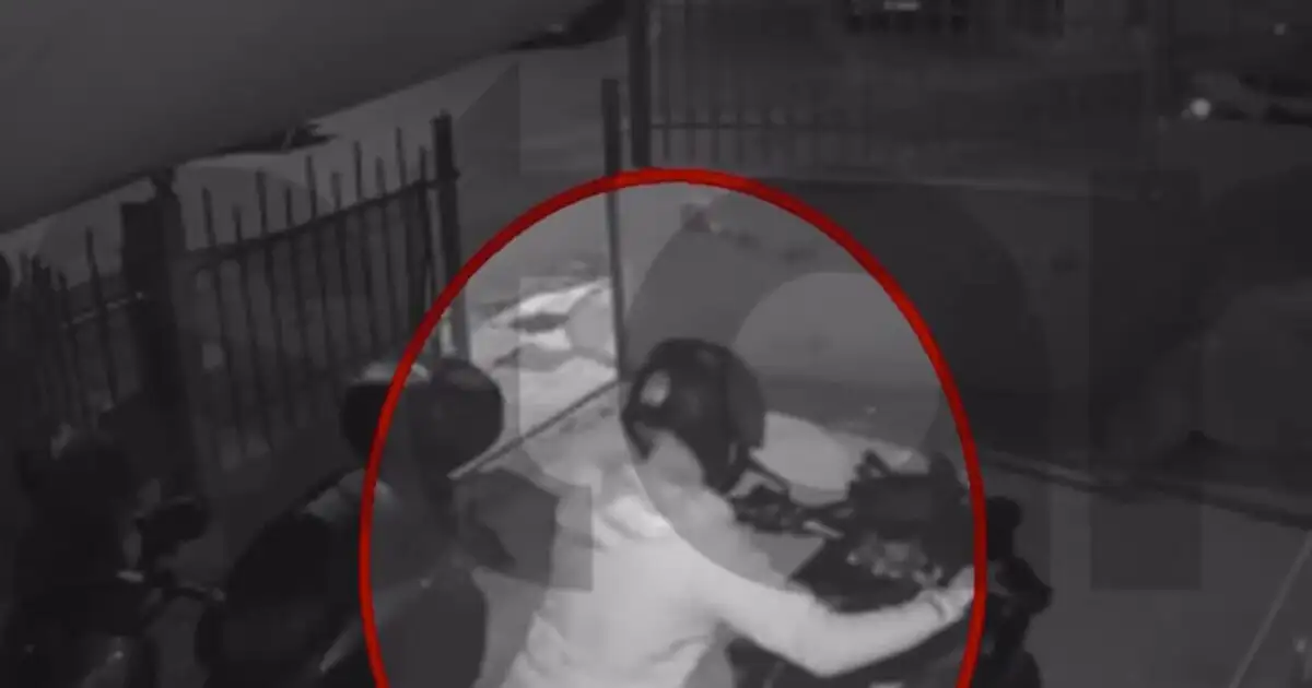 Χαϊδάρι:-Παραβίασαν-γκαραζόπορτα-και-«βούτηξαν»-μηχανάκι-μέσα-σε-5-δευτερόλεπτα-–-Δείτε-βίντεο