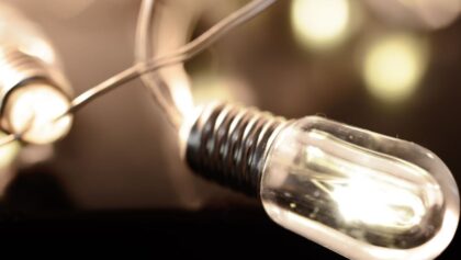 Ρεύμα:-Από-αύριο-σε-ισχύ-το-χειμερινό-ωράριο-για-το-διζωνικό-τιμολόγιο-–-Όσα-πρέπει-να-γνωρίζετε