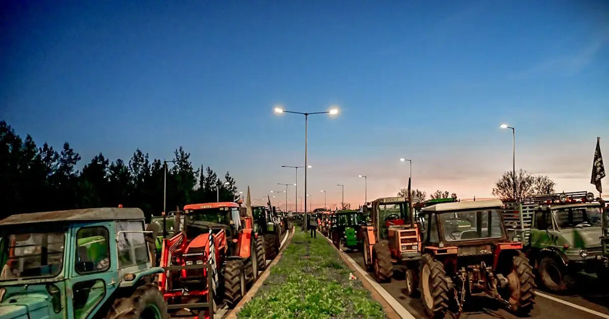 Οι-αγρότες-στρατοπέδευσαν-στο-μπλόκο-της-Νίκαιας-–-1000-τρακτέρ,-σκηνές-ψησταριές-και-σόμπες-στην-εθνική-οδό