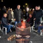 Ο-περιφερειάρχης-Θεσσαλίας-Δημ.-Κουρέτας-με-τους-αγρότες-της-Νίκαιας:-Την-επόμενη-φορά-ας-χτυπήσουν-εμένα-πρώτα