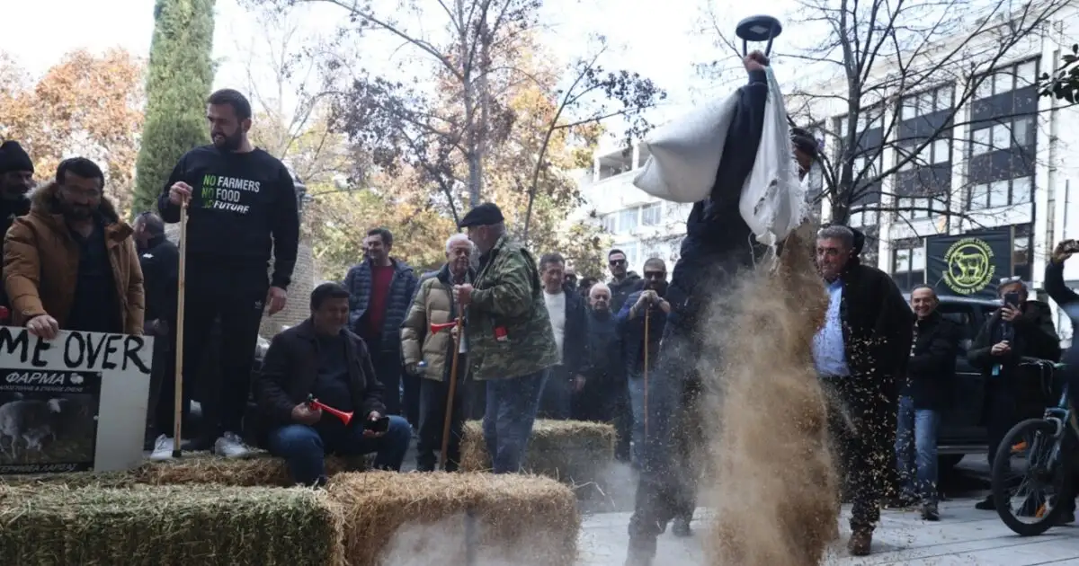 Αγρότες-στη-Λάρισα-πέταξαν-γάλα,-καλαμπόκι-και-άχυρο-μπροστά-από-το-Δικαστικό-Μέγαρο-–-Δείτε-βίντεο