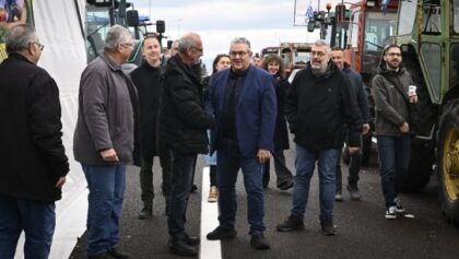 Στο-μπλόκο-των-αγροτών-στον-Ε65-ο-Κουτσούμπας