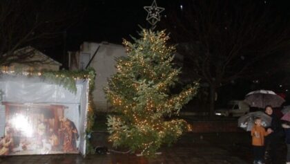 Η-Φωταγώγηση-του-Χριστουγεννιάτικου-Δένδρου-στους-Γόμφους-παρουσία-του-Δημάρχου-Πύλης-Κωνσταντίνου-Μαράβα