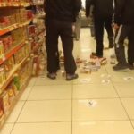 Βόλος:-Πέταξαν-και-ποδοπάτησαν-μπισκότα-Βιολάντα-σε-σούπερ-μάρκετ-–-Βίντεο