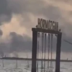 Μικρό-κορίτσι-κάνει-κούνια-με-φόντο-τους-βομβαρδισμούς-στο-Ιράν