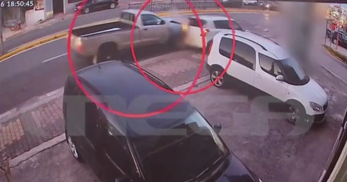 Παλλήνη:-«Δεν-ήμουν-μεθυσμένος,-προσπάθησα-να-το-αποφύγω,-αλλά-ένα-άλλο-αυτοκίνητο-με-έκλεισε»,-λέει-ο-55χρονος-οδηγός-που-προκάλεσε-το-τροχαίο