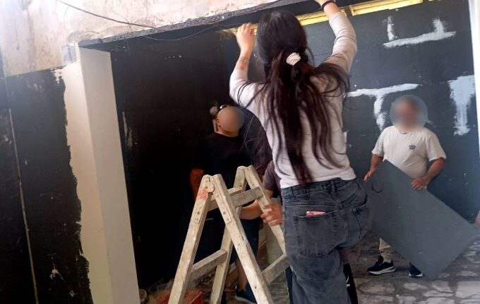 Μέλη-του-Ρουβίκωνα-και-αλληλέγγυων-αποκαθιστούν-το-σπίτι-τρικαλινής-πυρόπληκτης-οικογένειας