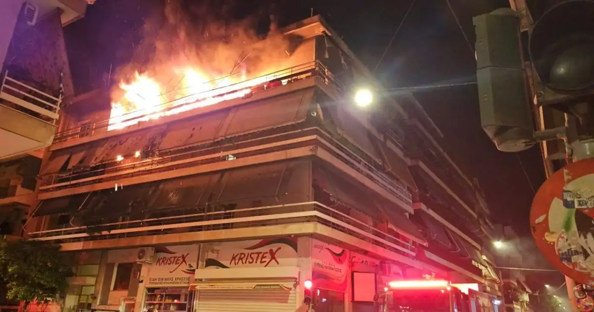 Τραγωδία-στον-Κολωνό:-Βίντεο-με-τη-στιγμή-που-οι-φλόγες-τυλίγουν-τον-τρίτο-όροφο-πολυκατοικίας-–-Νεκροί-ένας-άνδρας-και-μια-γυναίκα