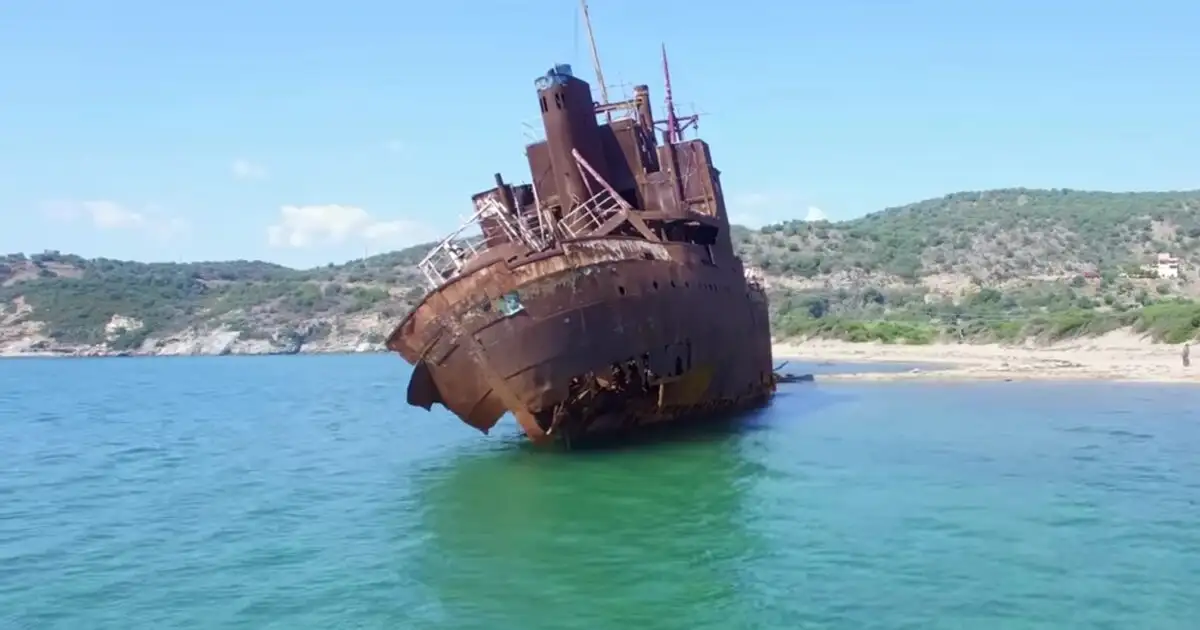 Γύθειο:-Καταρρέει-το-ναυάγιο-«Δημήτριος»-–-Βίντεο-με-τα-σημάδια-εγκατάλειψης