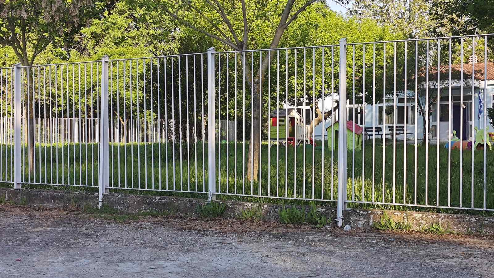 Τρίκαλα:-Πνίγηκε-στα-χόρτα-η-αυλή-του-2ου-Νηπιαγωγείου