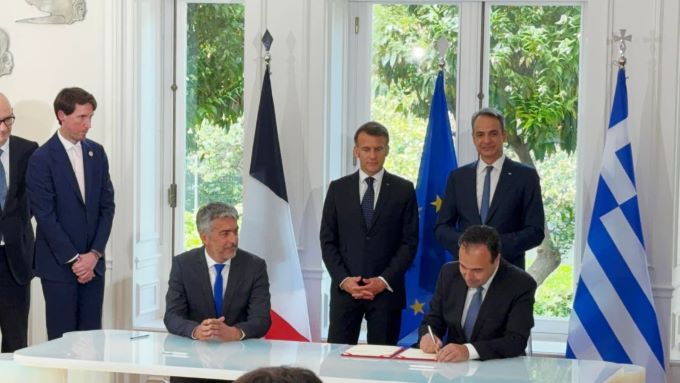 Ο-Υπουργός-Ψηφιακής-Διακυβέρνησης-και-Τεχνητής-Νοημοσύνης-Δημήτρης-Παπαστεργίου-υπέγραψε-τη-Σύμβαση-για-την-ίδρυση-του-Διακυβερνητικού-Οργανισμού-mercator-παρουσία-του-Πρωθυπουργού-Κυριάκου-Μητσοτάκη-και-του-Προέδρου-της-Γαλλικής-Δημοκρατίας-emmanuel-macr