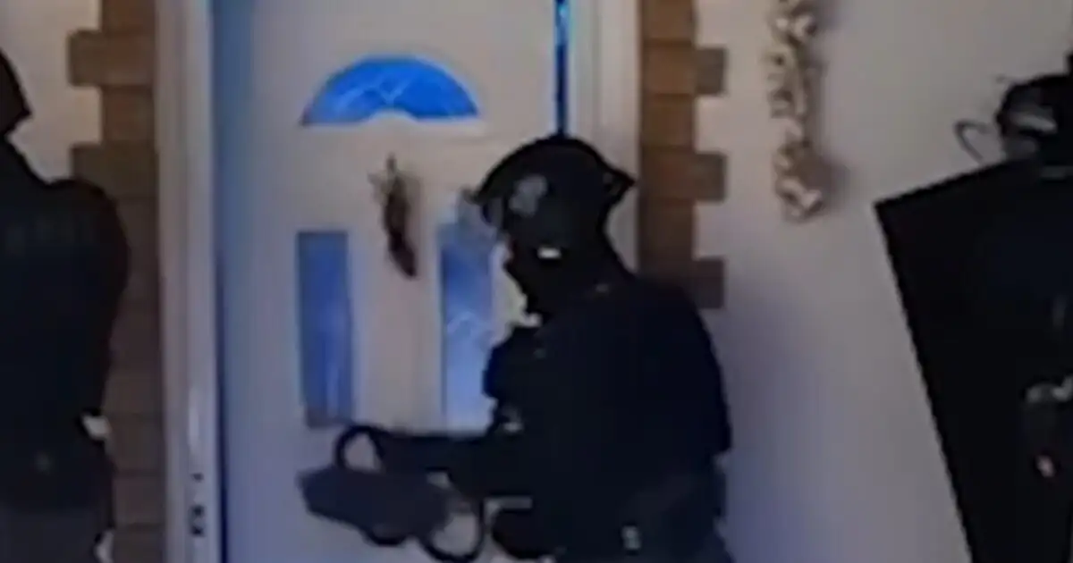 Καρέ-καρέ-η-εισβολή-του-ελληνικού-fbi-σε-σπίτια-σπείρας-που-παρίστανε-υπαλλήλους-του-ΔΕΔΔΗΕ-–-Πάνω-από-3-εκατ.-ευρώ-η-λεία