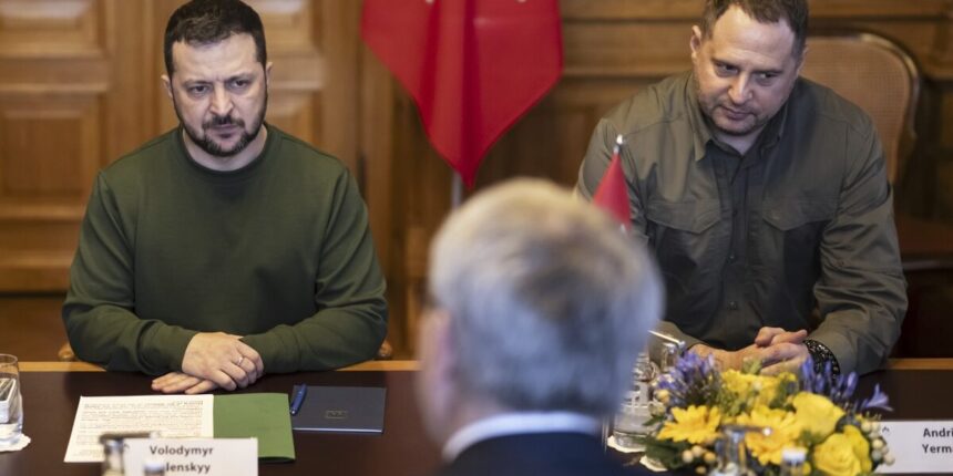 Κατηγορείται-για-διαφθορά-το-«δεξί-χέρι»-του-Ζελένσκι-–-Σκάνδαλο-85-εκατ.-ευρώ-στην-Ουκρανία