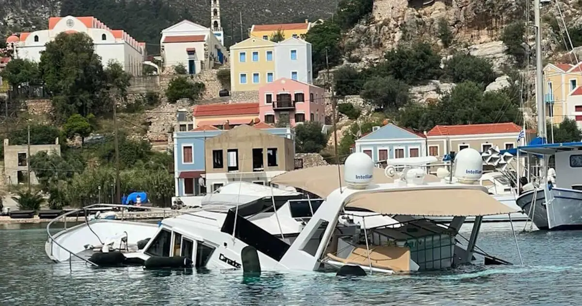 Καστελόριζο:-Εικόνες-και-βίντεο-από-τη-βύθιση-της-πολυτελούς-θαλαμηγού