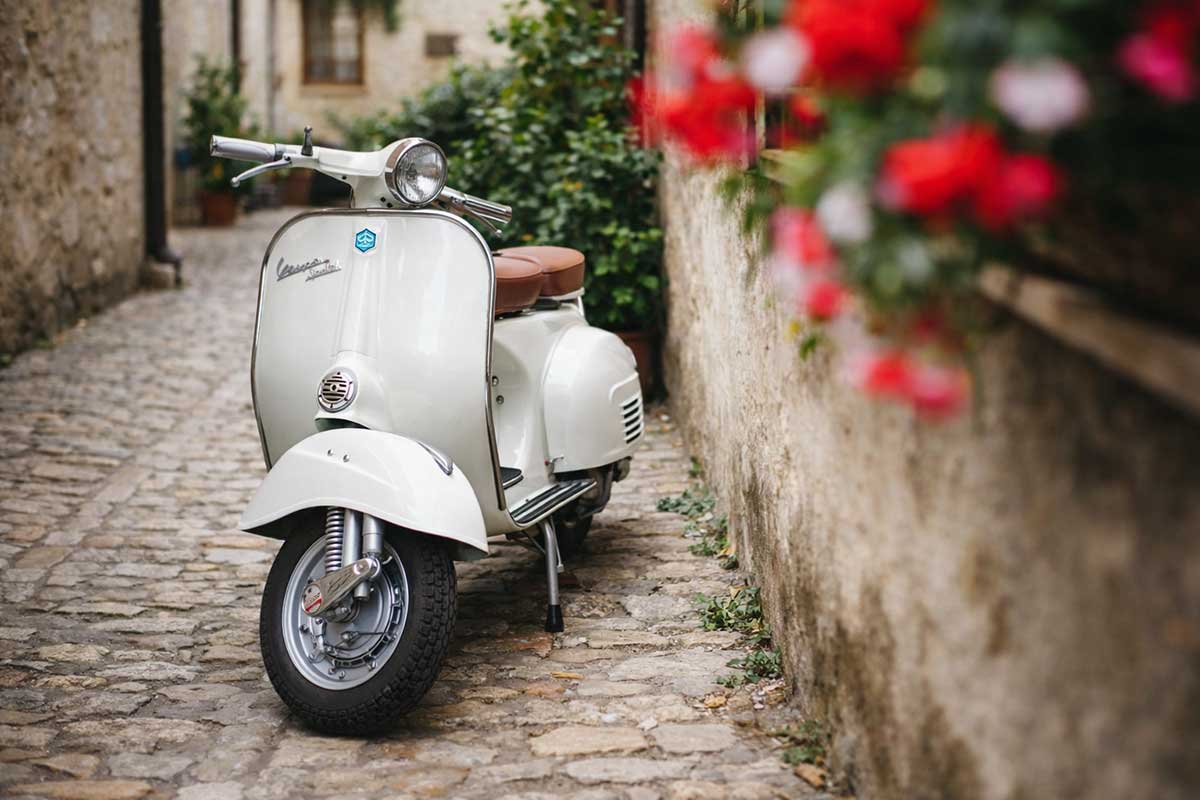 vespa-και-παράδοση-«πλημμυρίζουν»-τα-Μετέωρα