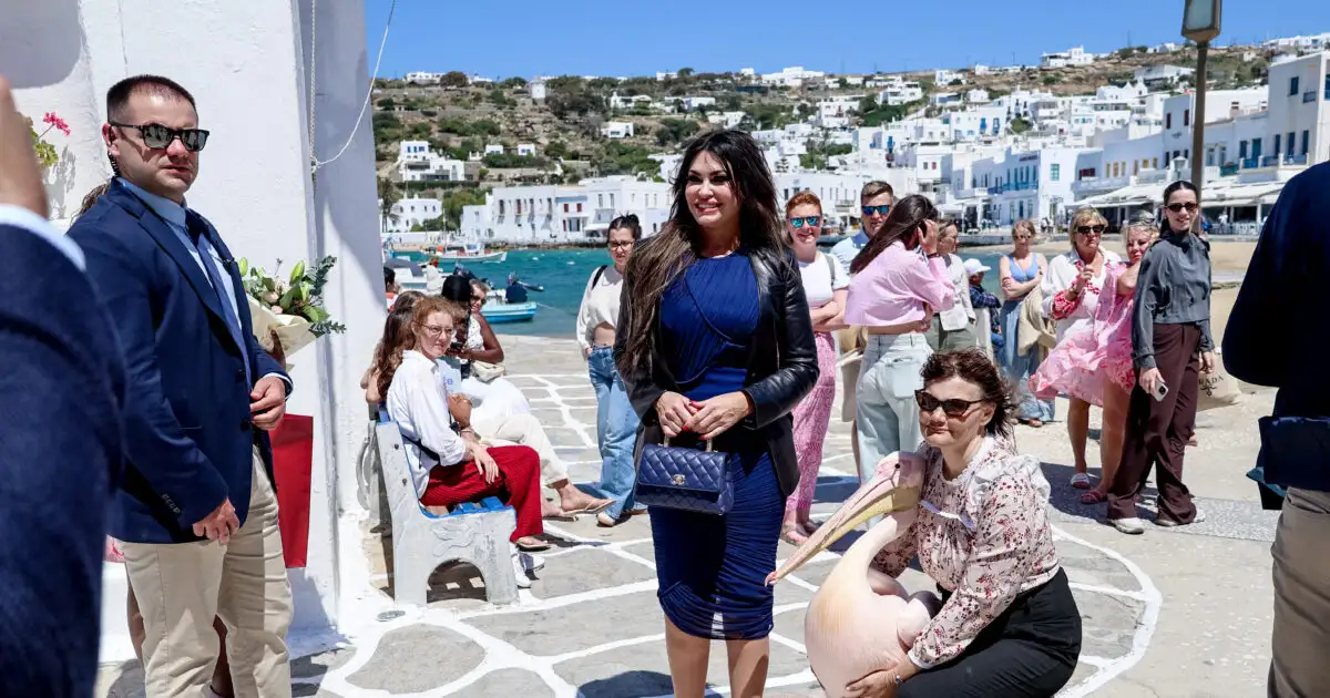 Η-Κίμπερλι-Γκιλφόιλ-στη-Μύκονο-–-Λουλούδια,-χαμόγελα-και-δρακόντεια-μέτρα-ασφαλείας