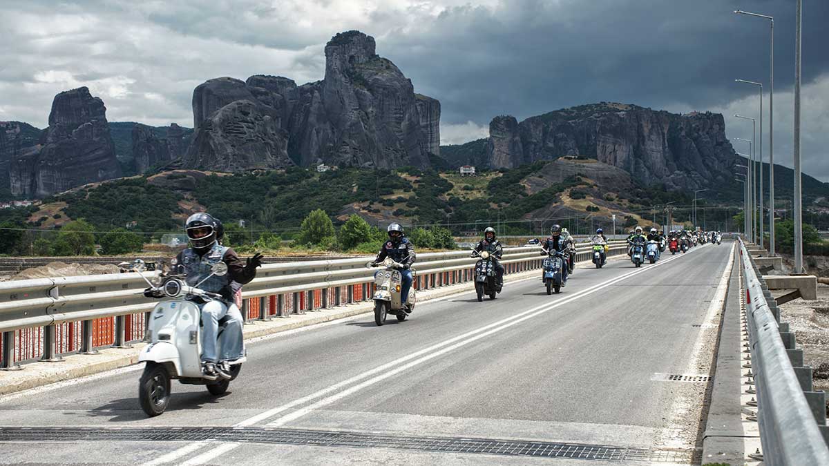 vespa-στα-Μετέωρα:-Συνάντηση-με-κοινωνικό-μήνυμα