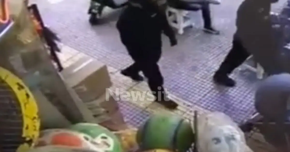 Πυροβολισμοί-στα-Πατήσια:-Η-στιγμή-που-οι-δυο-δράστες-φτάνουν-στο-κατάστημα-για-να-πυροβολήσουν-τον-ιδιοκτήτη