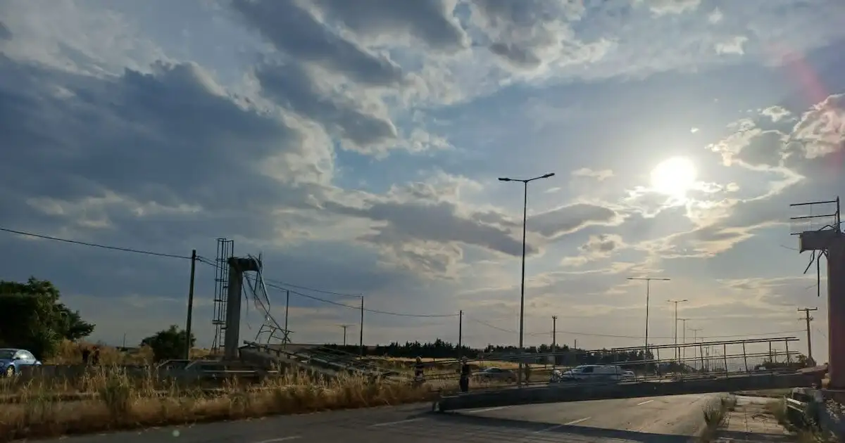 Σοβαρό-τροχαίο-στη-Λάρισα:-Φορτηγό-ξήλωσε-γέφυρα-και-έπεσε-σε-μάντρα-–-Δείτε-εικόνες