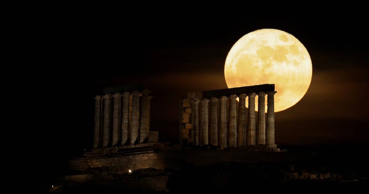 Πανσέληνος-Μαΐου:-Μαγικές-εικόνες-με-το-«μπλε-φεγγάρι»