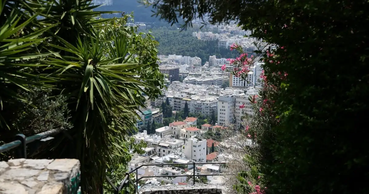 Λυκαβηττός:-Αναζητείται-ο-άνδρας-που-επιτέθηκε-σε-22χρονη-–-«Ένοιωσα-να-με-πιάνει-από-τη-μέση»