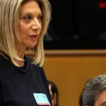 Καρυστιανού-κατά-Τσίπρα:-«Επαγγελματίας-πολιτικός-που-είπε-“όχι”-και-το-έκανε-“ναι”»