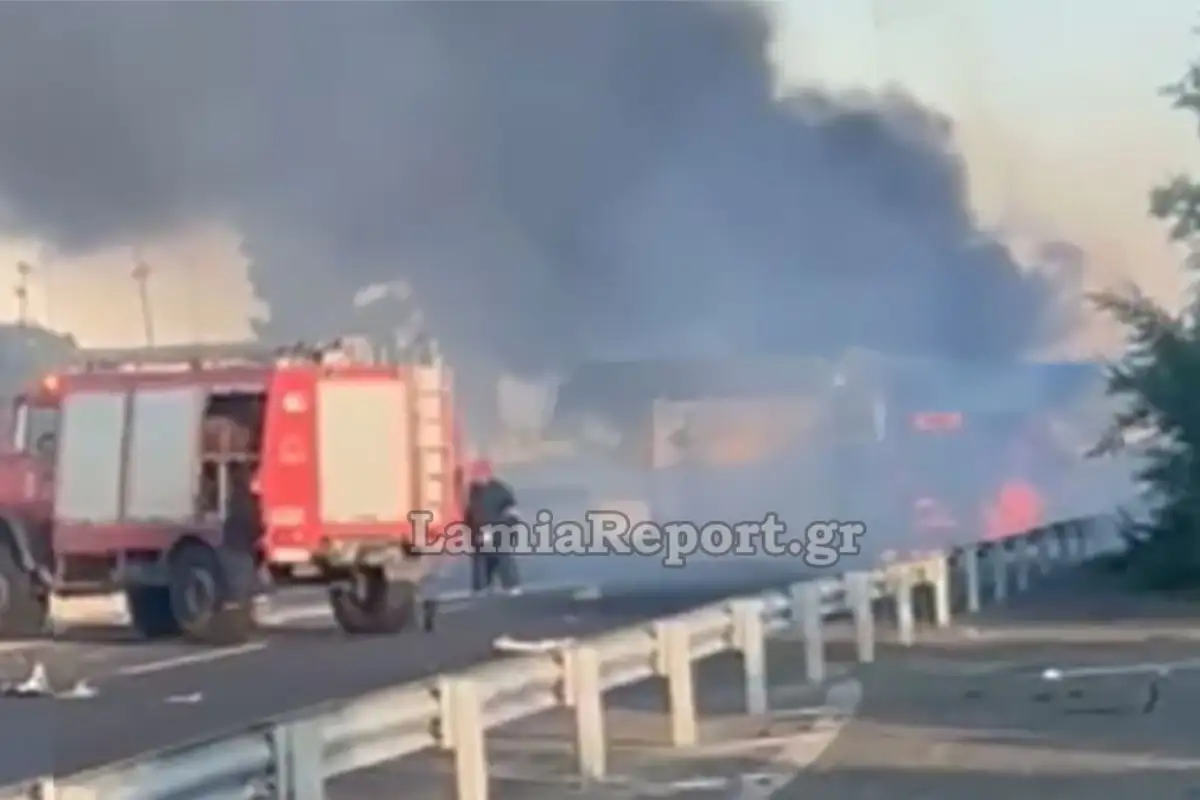 Φορτηγό-τυλίχθηκε-στις-φλόγες-έξω-από-τη-Λάρισα:-Ουρές-πολλών-χιλιομέτρων-στην-Εθνική-Οδό-Αθηνών-–-Θεσσαλονίκης