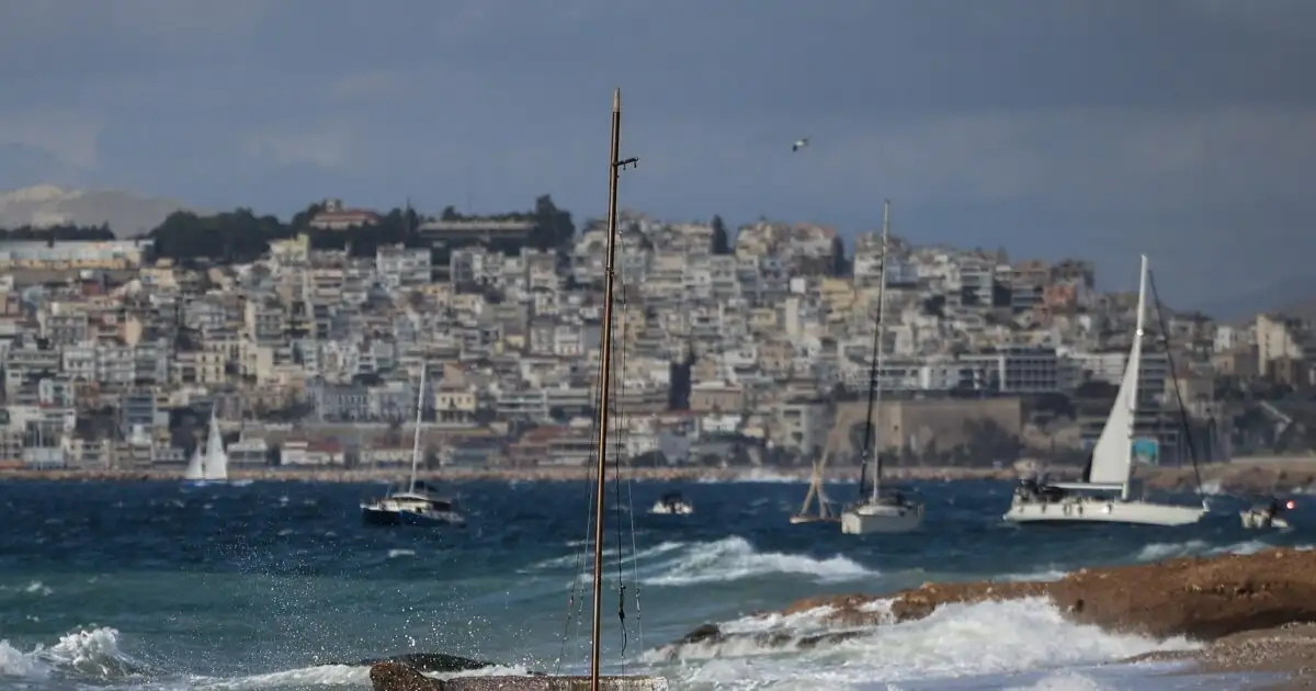 Καιρός:-Ισχυρά-μελτέμια-έως-8-μποφόρ-και-ζέστη-με-36-βαθμούς-Κελσίου-–-Ξεπέρασαν-τα-100-χλμ/ώρα-οι-άνεμοι-στην-Κάρυστο