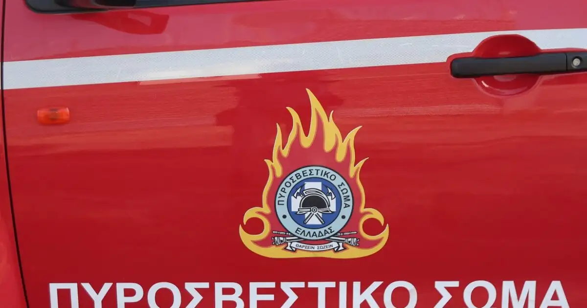 Φωτιά-σε-σκάφος-στο-ναυπηγείο-της-Σαλαμίνας-–-25-πυροσβέστες-επιχειρούν-στο-σημείο