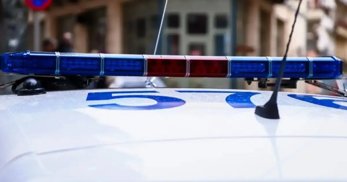 Θεσσαλονίκη:-Συνελήφθη-37χρονη,-καθόταν-μεθυσμένη-σε-πεζοδρόμιο-δίπλα-στην-κόρη-της