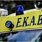 Απίστευτο-σκηνικό-στη-Ρόδο:-Γυμνός-τουρίστας-σκαρφάλωσε-στην-οροφή-ασθενοφόρου-του-ΕΚΑΒ-(Βίντεο)
