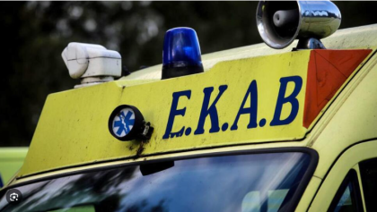 Απίστευτο-σκηνικό-στη-Ρόδο:-Γυμνός-τουρίστας-σκαρφάλωσε-στην-οροφή-ασθενοφόρου-του-ΕΚΑΒ-(Βίντεο)