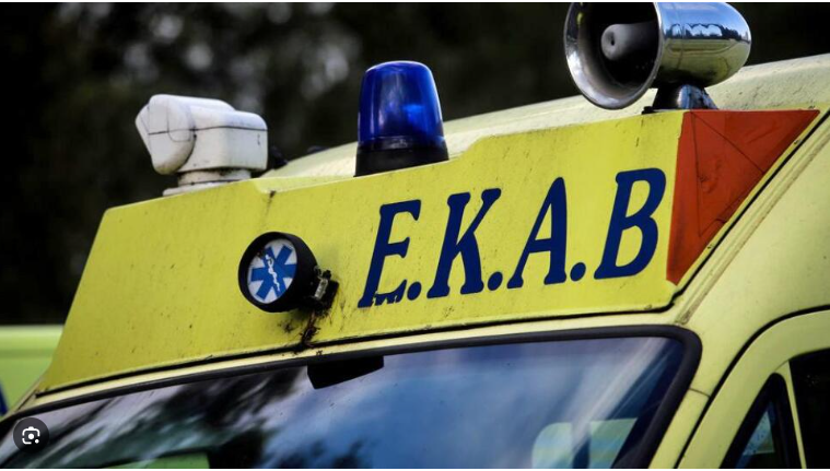 Απίστευτο-σκηνικό-στη-Ρόδο:-Γυμνός-τουρίστας-σκαρφάλωσε-στην-οροφή-ασθενοφόρου-του-ΕΚΑΒ-(Βίντεο)