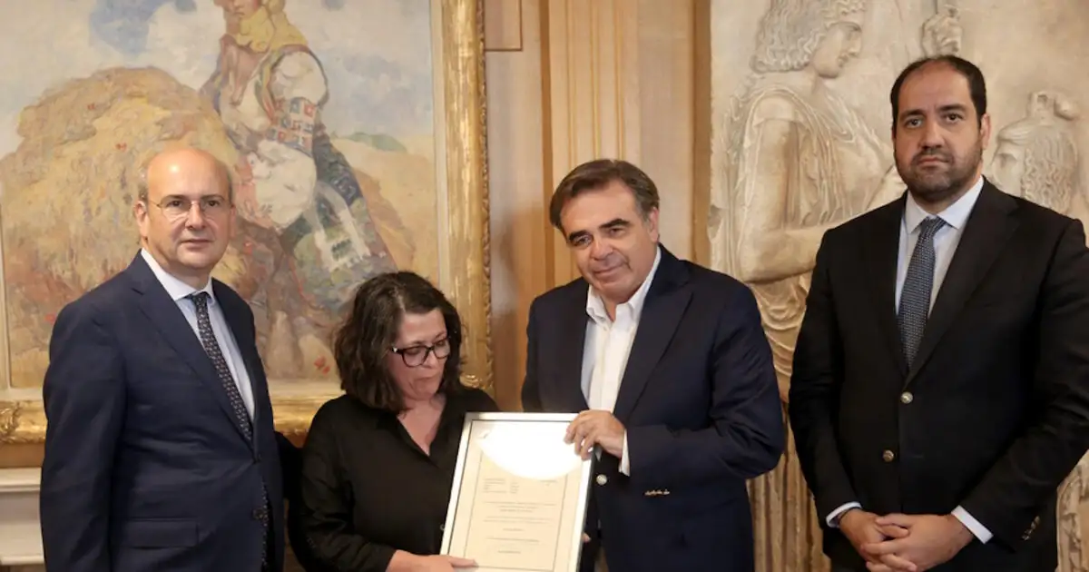 Το-πτυχίο-του-Βαγγέλη-Γιακουμάκη-παρέδωσε-στη-μητέρα-του-ο-Μαργαρίτης-Σχοινάς