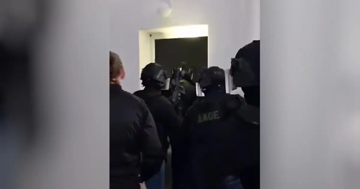 Μύκονος:-Η-στιγμή-που-το-ελληνικό-fbi-εισβάλει-στα-σπίτια-του-κυκλώματος-ναρκωτικών-–-Ο-τιμοκατάλογος-και-οι-καβάτζες-στον-Πειραιά