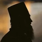 Σάλος-με-ρασοφόρο-youtuber-στην-Εύβοια:-Έκανε…-εξορκισμό-σε-λαγοκέφαλο-και-προέτρεψε-12χρονη-να-τον-πιάσει