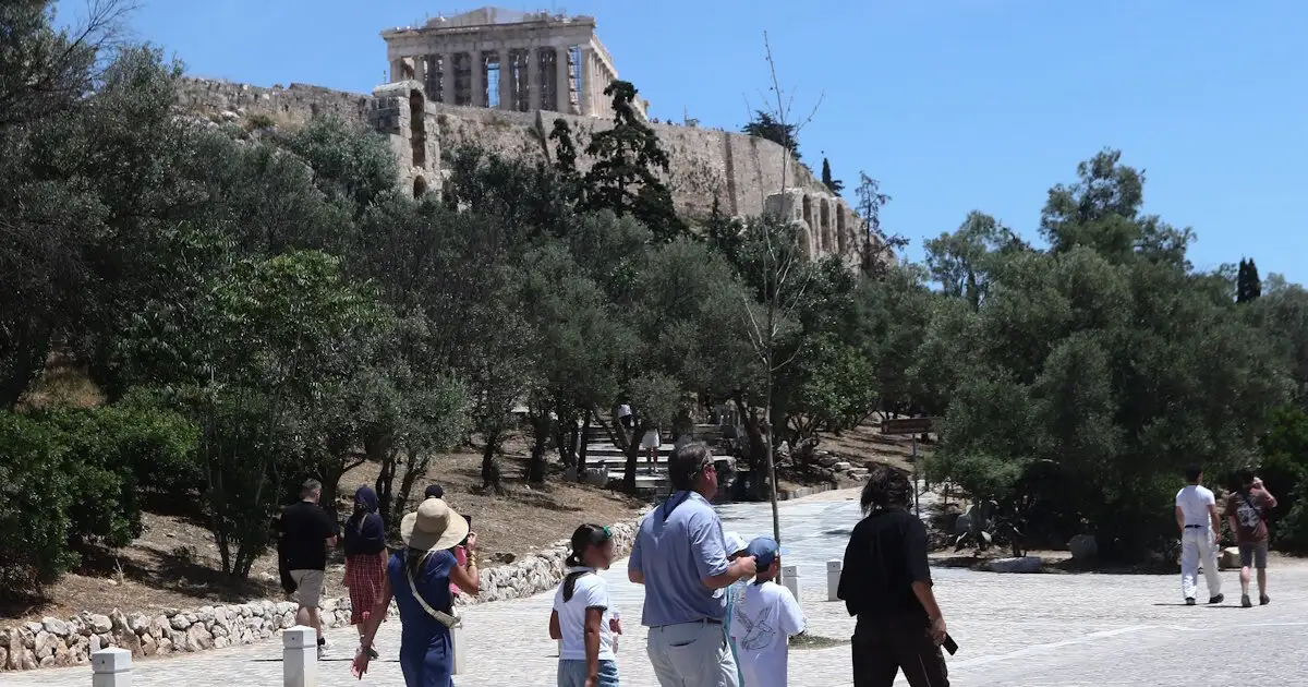 Καιρός:-«Αποδυναμωμένος»-φτάνει-ο-καύσωνας-της-Ευρώπης-στην-Ελλάδα-μαζί-με-μπόρες-–-Πού-θα-ανέβει-το-θερμόμετρο-και-σε-ποιες-περιοχές-θα-βρέχει