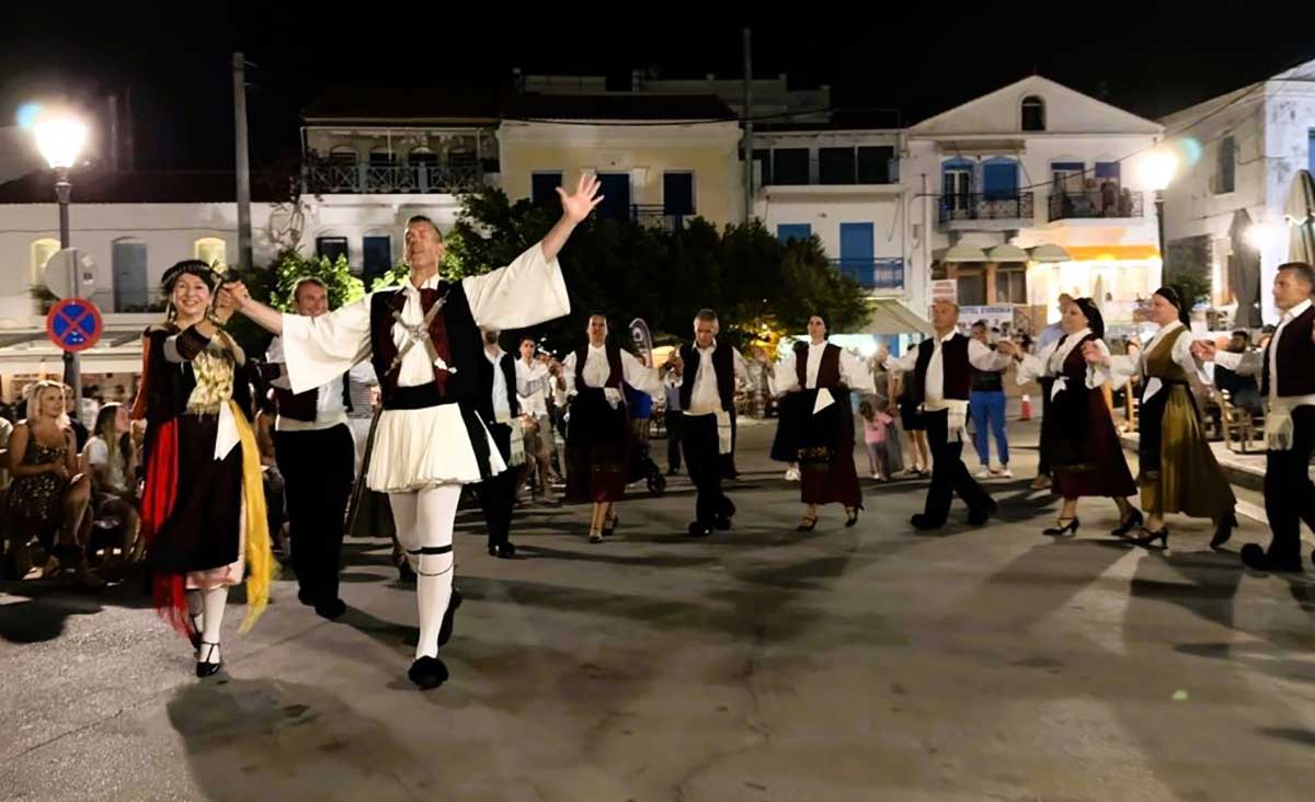 Το-Χορευτικό-του-Δήμου-Τρικκαίων-σε-φεστιβάλ-στην-Ικαρία