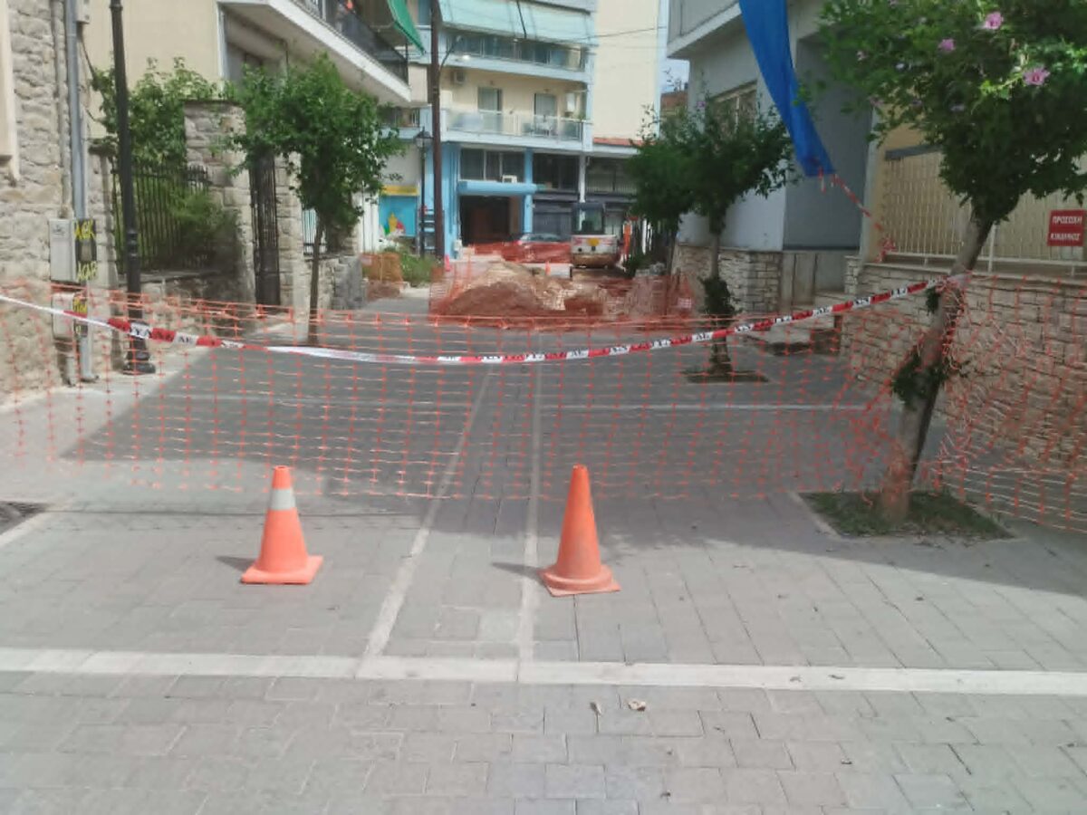 Στα-Τρίκαλα-πρώτα-στρώνουμε-και-μετά-σκάβουμε