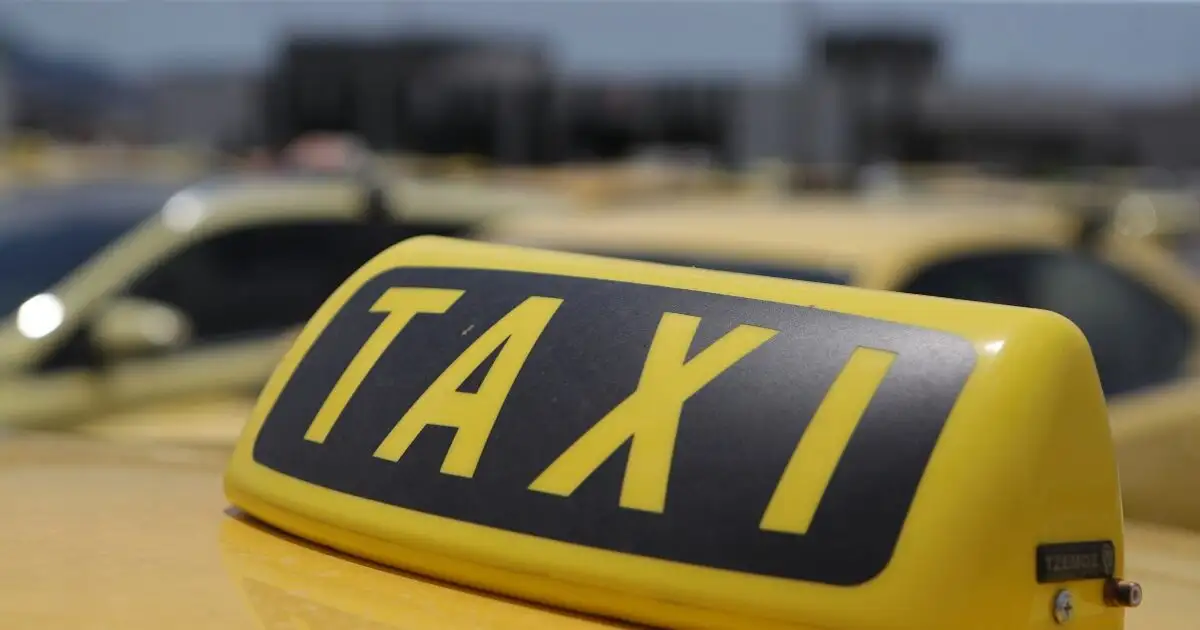 Χειροπέδες-σε-21χρονο-οδηγό-ταξί-–-Χρέωσε-175-ευρώ-για-διαδρομή-από-το-«Ελευθέριος-Βενιζέλος»-στο-κέντρο-της-Αθήνας