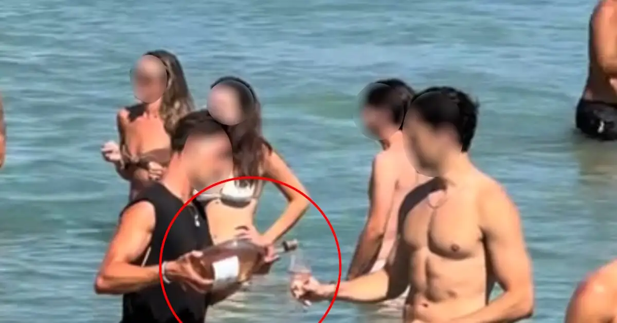 Πάρος:-Αδιανόητο-βίντεο-με-υπάλληλο-beach-bar-να-σερβίρει-κρασί-σε-πελάτες-μέσα-στη-θάλασσα