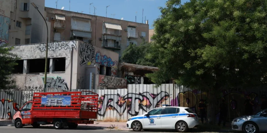 Θρίλερ-στην-Κυψέλη:-Αποκλεισμένη-η-περιοχή-όπου-εντοπίστηκαν-ανθρώπινα-μέλη-σε-βαλίτσα-–-Σπεύδει-ιατροδικαστής