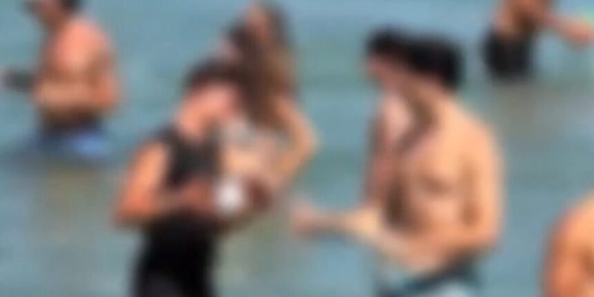 Σάλος-στην-Πάρο:-Σερβιτόρος-μπήκε-στη-θάλασσα-για-να-σερβίρει-κρασί-σε-λουόμενο-–-Βίντεο