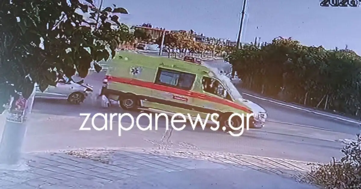 Τροχαίο-στα-Χανιά:-Η-στιγμή-που-το-ασθενοφόρο-ντεραπάρει-μετά-τη-σύγκρουση-με-το-αυτοκίνητο