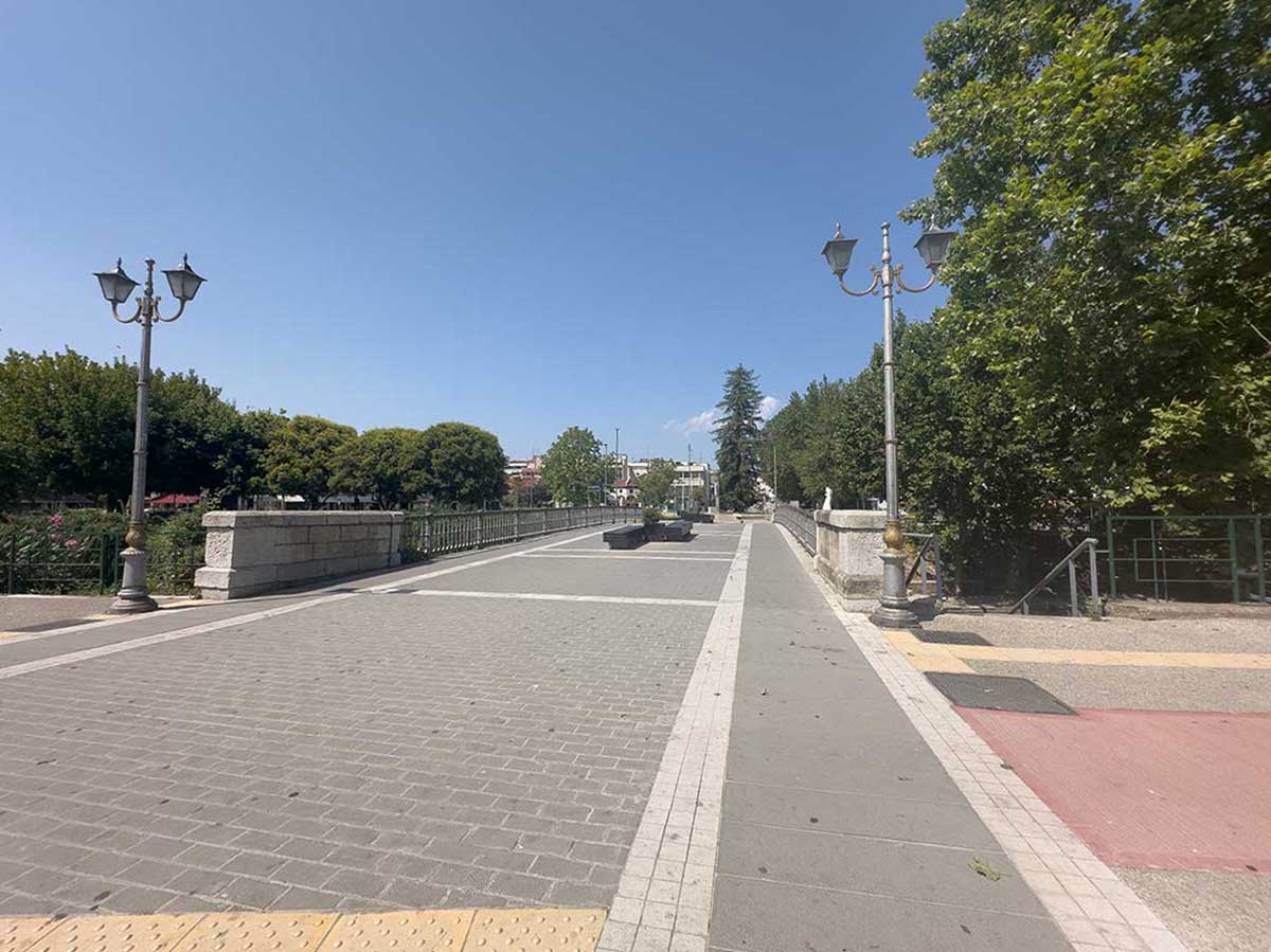 Τρίκαλα:-Πόλη-φάντασμα-στους-40-βαθμούς