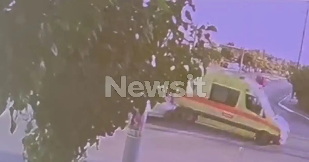 Τροχαίο-στα-Χανιά:-Με-κατάγματα-σε-πλευρά-και-πνευμοθώρακα-ο-διασώστης-στο-ασθενοφόρο-που-ντεράπαρε
