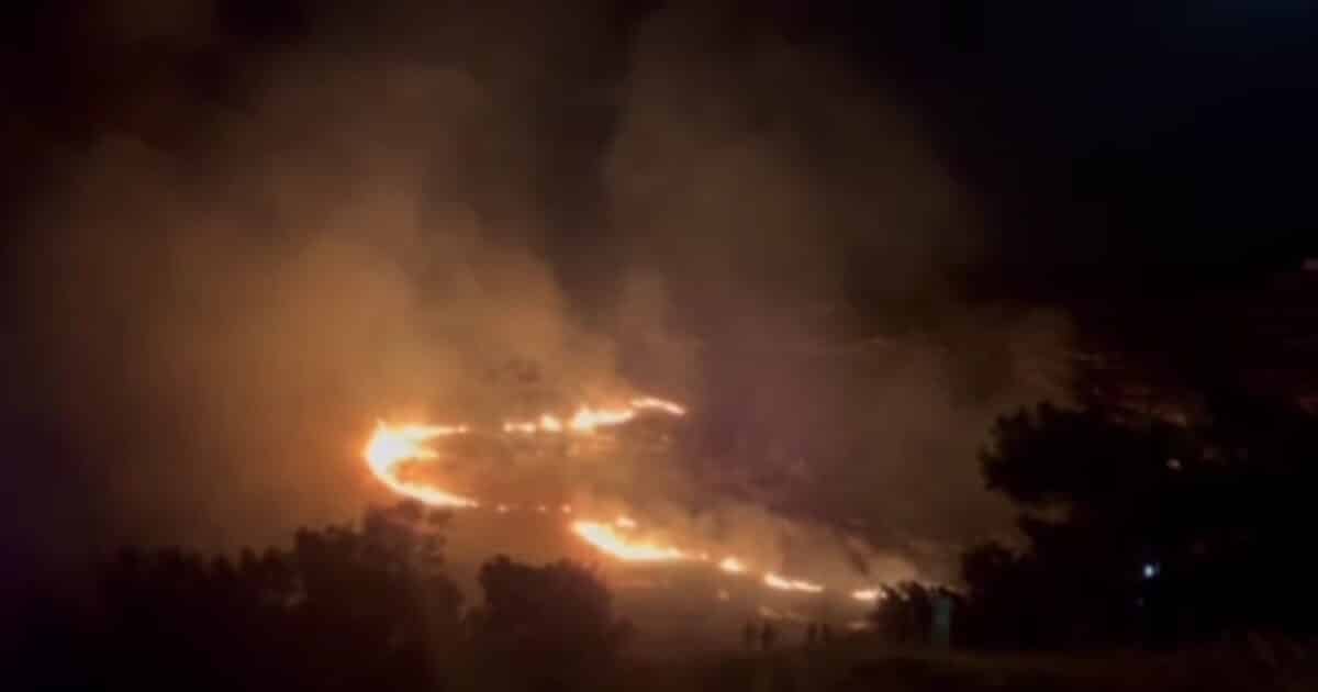 Φωτιά-στην-Κάλυμνο,-στην-περιοχή-του-Αγίου-Σάββα:-Έφτασε-στα-υψώματα-πάνω-από-τη-Γέφυρα