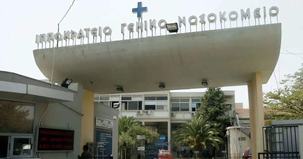 Ιπποκράτειο:-Τραυματιοφορέας-αρνήθηκε-να-δώσει-αναπηρικό-αμαξίδιο-για-την-μεταφορά-ηλικιωμένου-–-Το-«συγγνώμη»-του-Γεωργιάδη