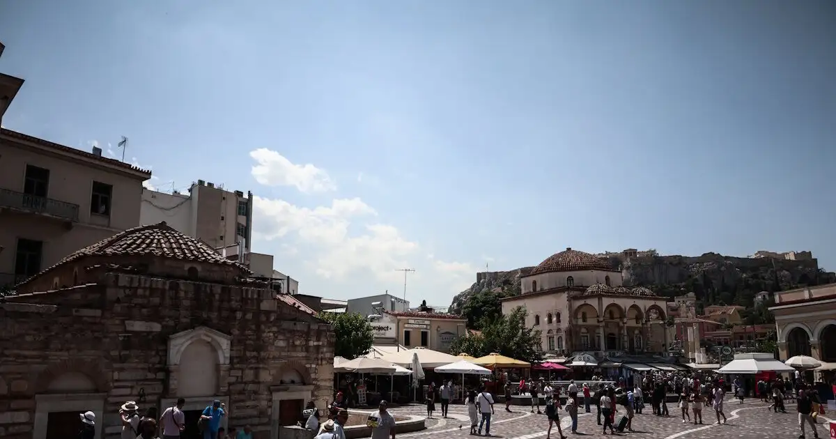 Συναγερμός-στο-Μοναστηράκι:-Εντοπίστηκε-ύποπτη-βαλίτσα,-έκλεισαν-τρεις-δρόμοι