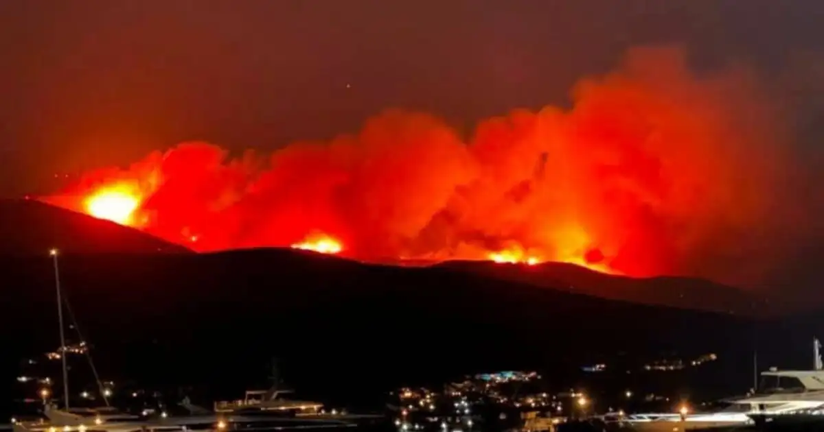 Φωτιά-στην-Πάρο:-Νύχτα-κόλαση-από-τις-αναζωπυρώσεις-κοντά-σε-σπίτια-–-Νέα-μηνύματα-του-112-για-εκκένωση-5-περιοχών